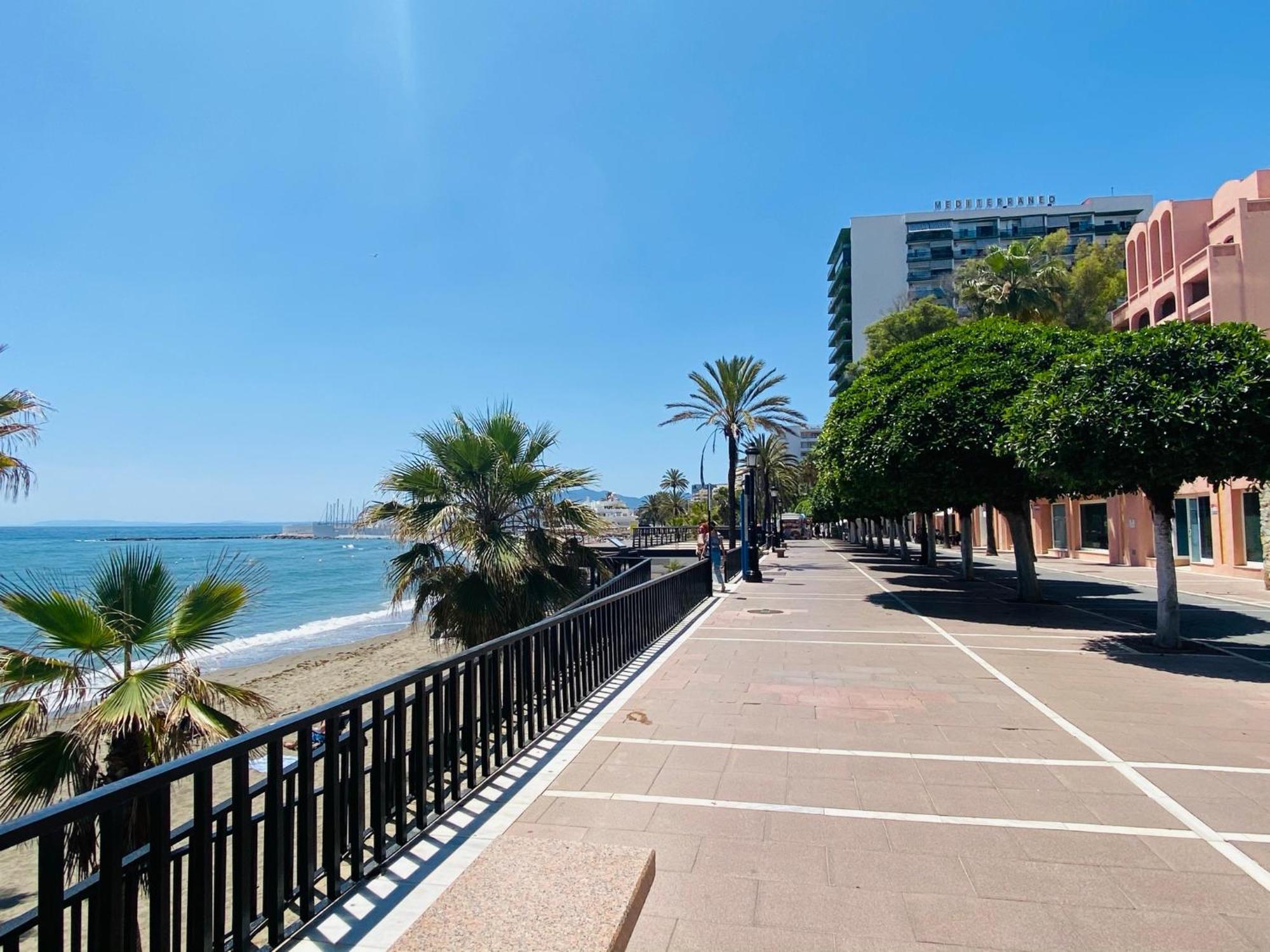 Apartment On The First Line Of The Sea With A View And Free Parking Marbella Exterior photo